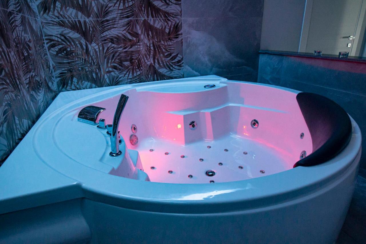 Royal Playa Suite And Apartament -Private Parking- Self Chek Out Катанія Екстер'єр фото