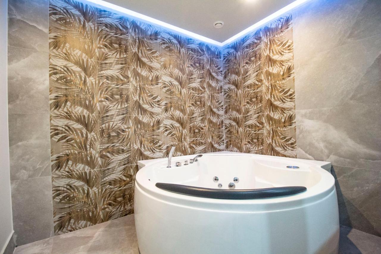 Royal Playa Suite And Apartament -Private Parking- Self Chek Out Катанія Екстер'єр фото
