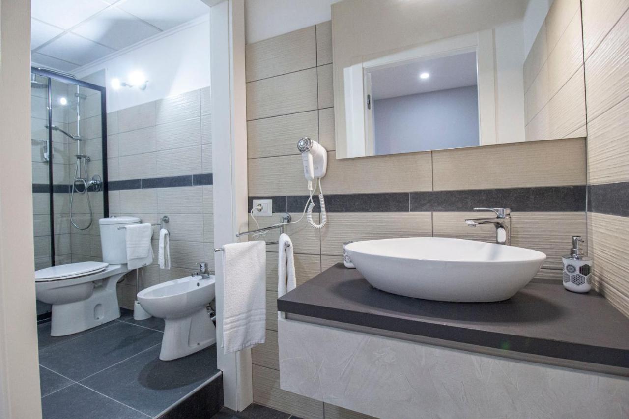 Royal Playa Suite And Apartament -Private Parking- Self Chek Out Катанія Екстер'єр фото