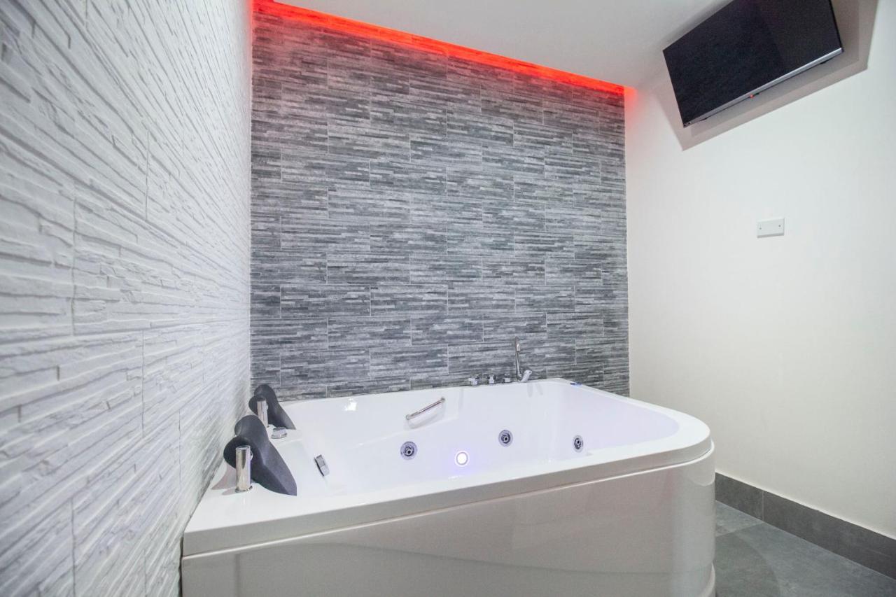Royal Playa Suite And Apartament -Private Parking- Self Chek Out Катанія Екстер'єр фото