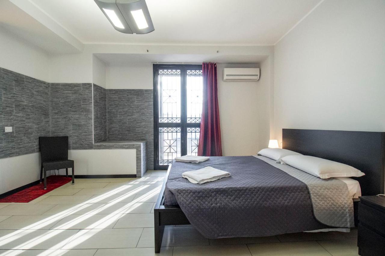 Royal Playa Suite And Apartament -Private Parking- Self Chek Out Катанія Екстер'єр фото