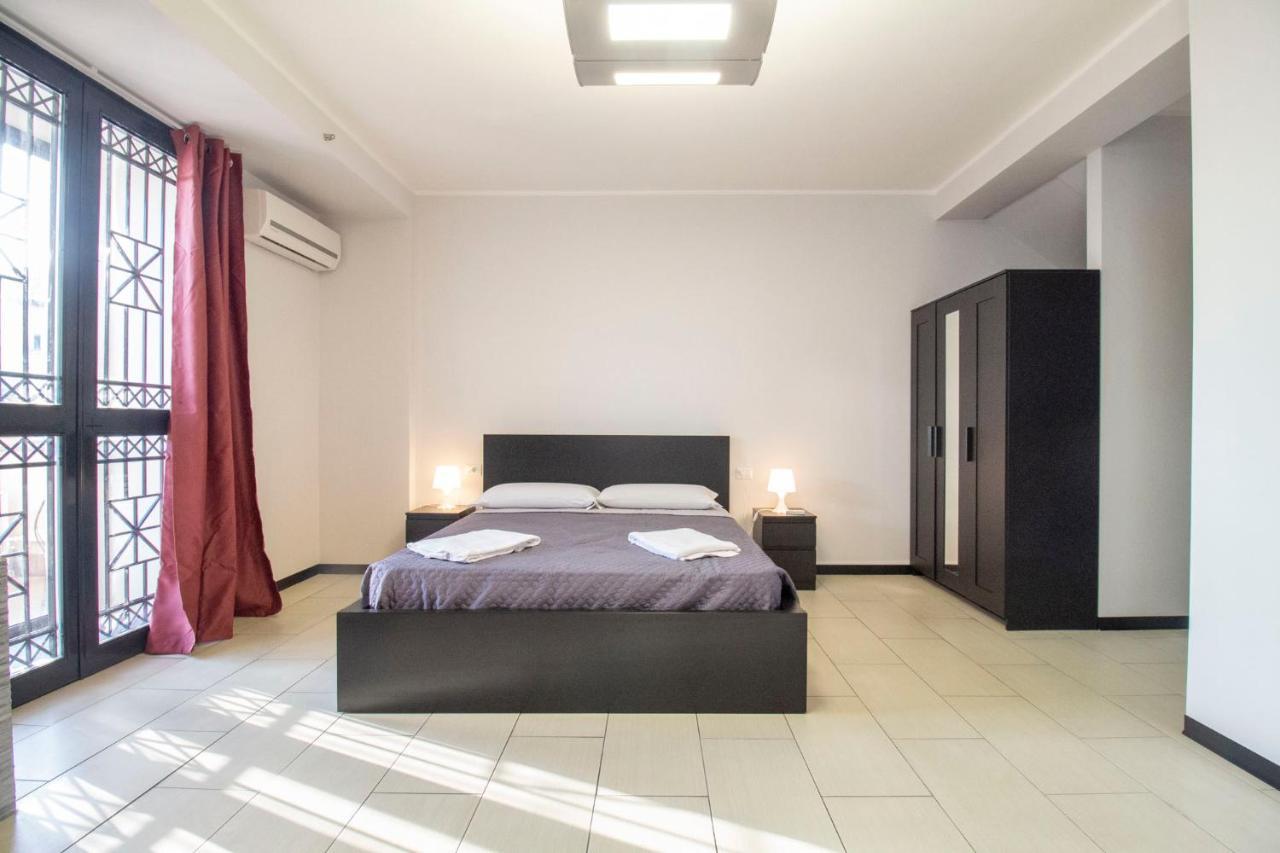 Royal Playa Suite And Apartament -Private Parking- Self Chek Out Катанія Екстер'єр фото