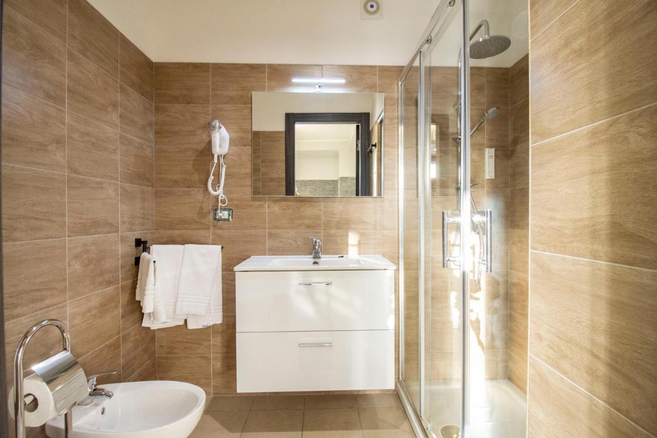 Royal Playa Suite And Apartament -Private Parking- Self Chek Out Катанія Екстер'єр фото