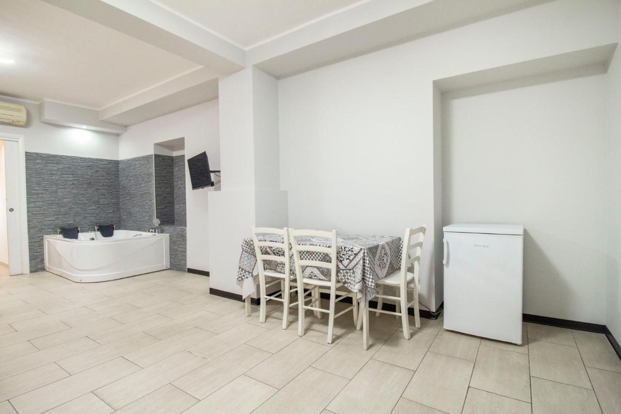 Royal Playa Suite And Apartament -Private Parking- Self Chek Out Катанія Екстер'єр фото