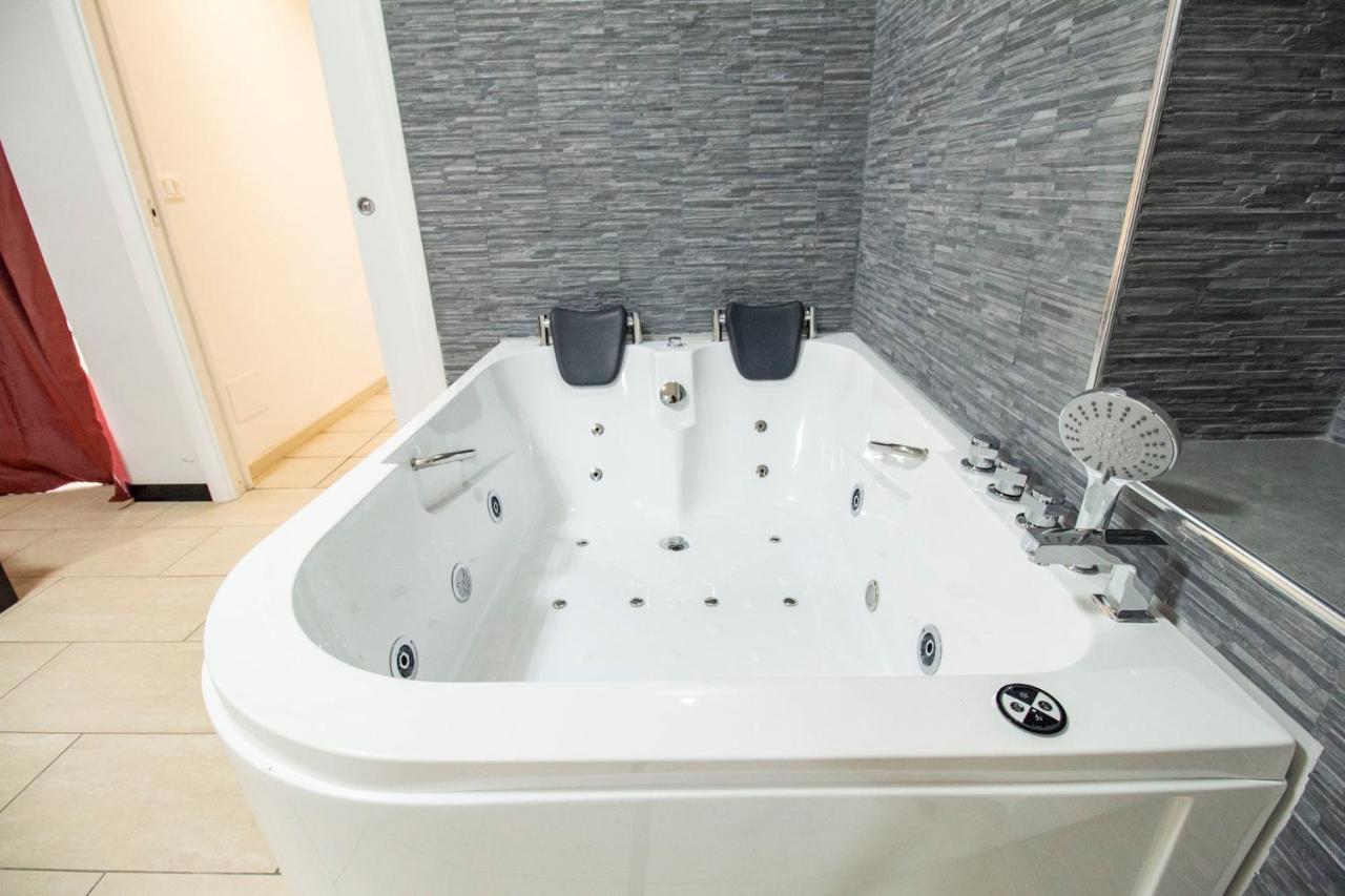 Royal Playa Suite And Apartament -Private Parking- Self Chek Out Катанія Екстер'єр фото