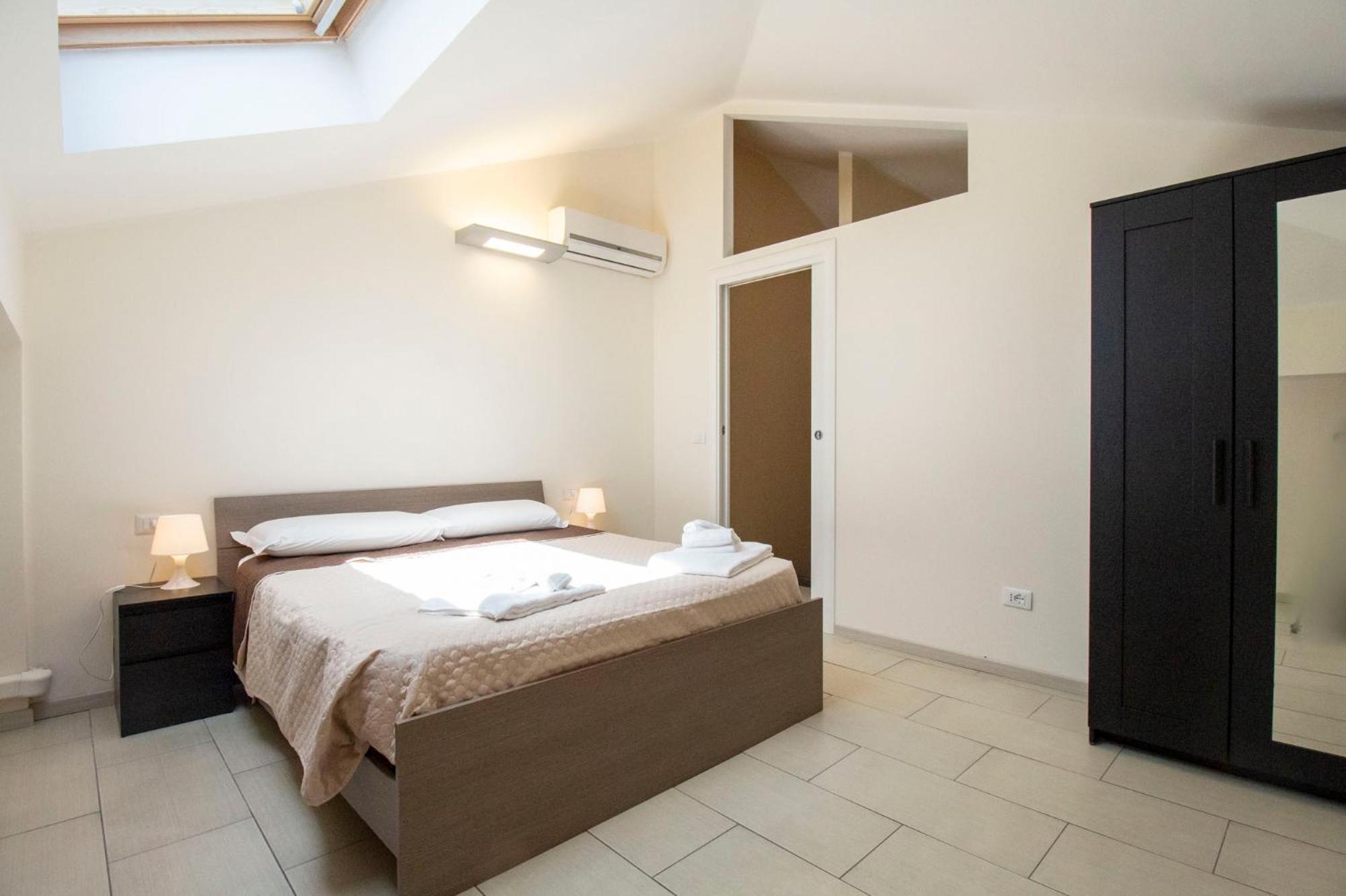 Royal Playa Suite And Apartament -Private Parking- Self Chek Out Катанія Екстер'єр фото