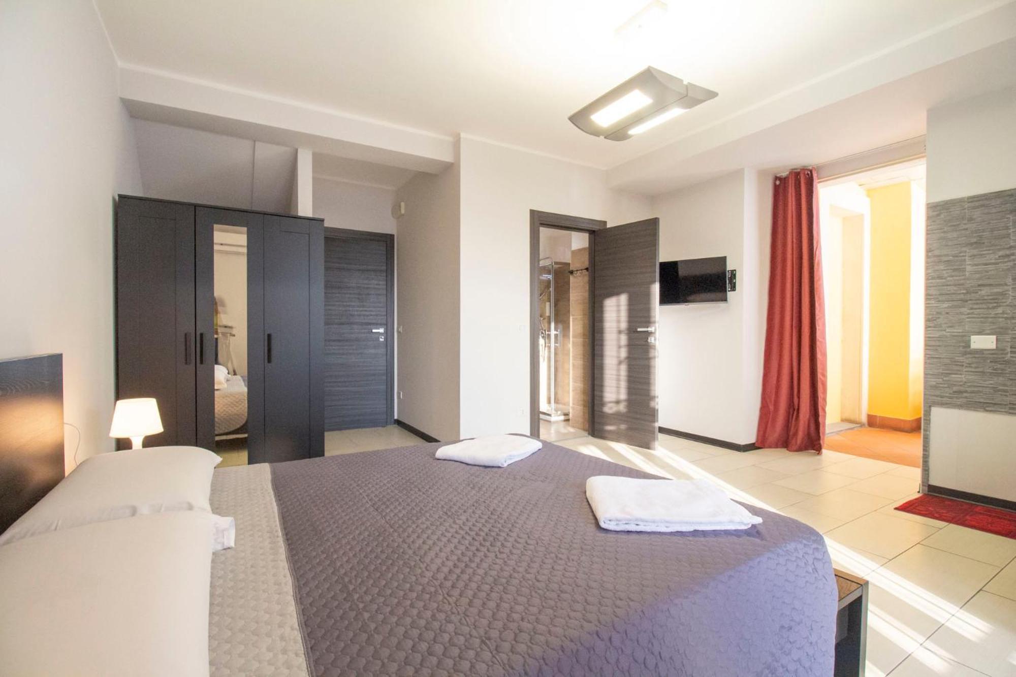 Royal Playa Suite And Apartament -Private Parking- Self Chek Out Катанія Екстер'єр фото
